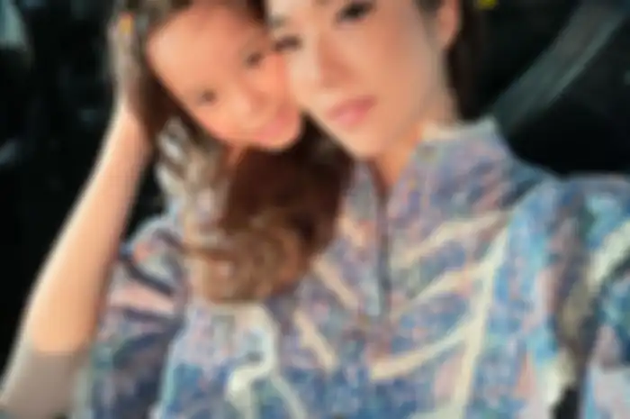 Seolah takut Gempi akan tumbuh dengan tabiat buruk, Gisel kerap mengajak putrinya untuk berdoa. Foto Gisel bareng Gempi ramai dibahas.