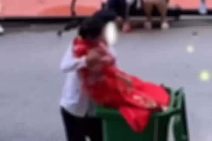 Pengantin pria buang wanita ke tong sampah.