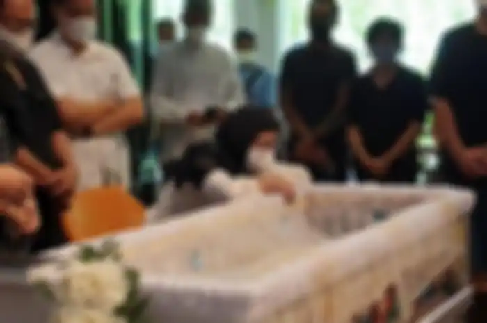 Nurul Arifin menjelaskan penyebab kematian putri sulungnya, Maura Magnalia. Fot jenazah putri Nurul Arifin bikin nyesek sahabatnya.