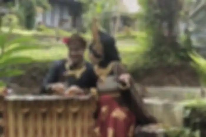 Netizen mengomentari gaya dalam foto prewedding Venna Melinda yang dituding tak sesuai usia. Ivan Fadilla buka suara.