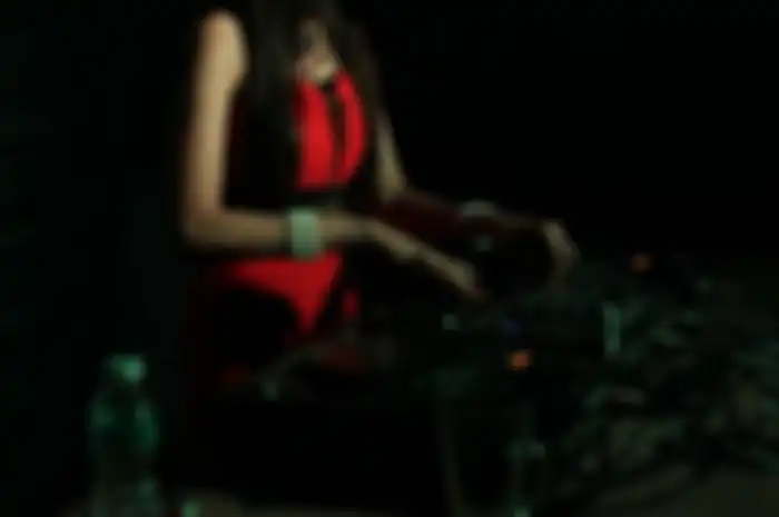Sebelum meregang nyawa di malam nahas, DJ Indah Cleo mengenakan kalung kesayangan. Foto kalung DJ Indah Cleo beredar di media sosial.