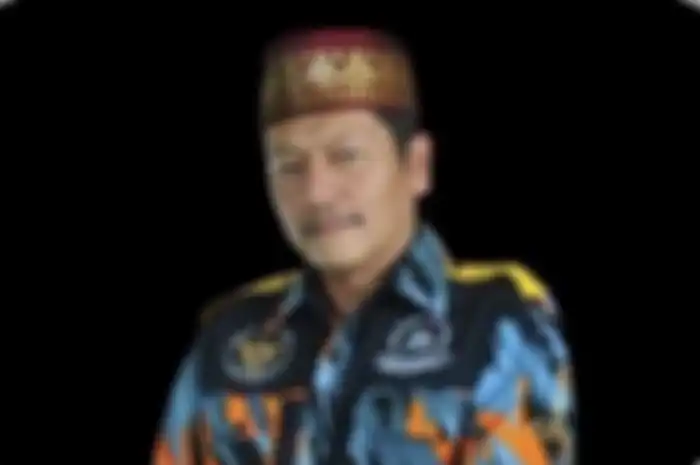Anggota GMBI yang menaiki Maung Lodaya di Polda Jabar terlihat menangis kejer. Bahkan petugas berusaha menenangkan pemuda itu.