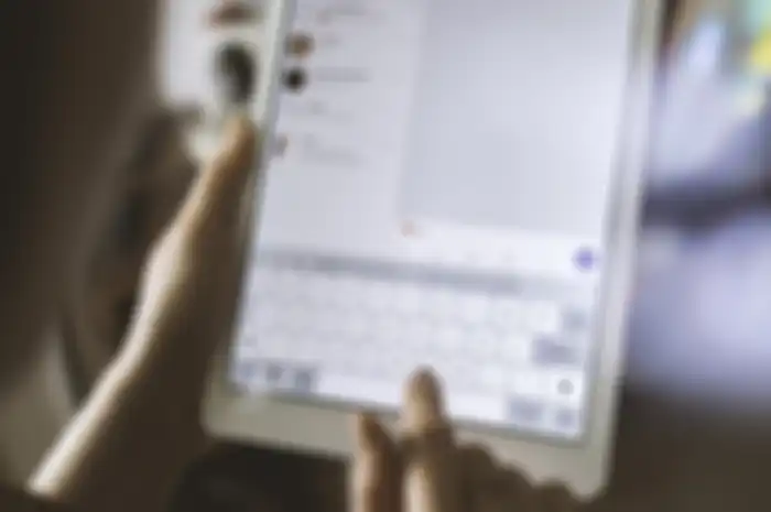 Ilustrasi WhatsApp Web di iPad