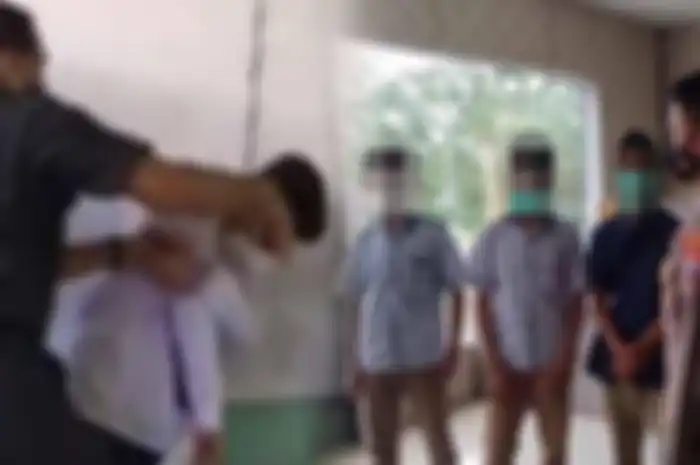 Video oknum guru lakukan kekerasan kepada seorang siswa SMPN 49 Surabaya.