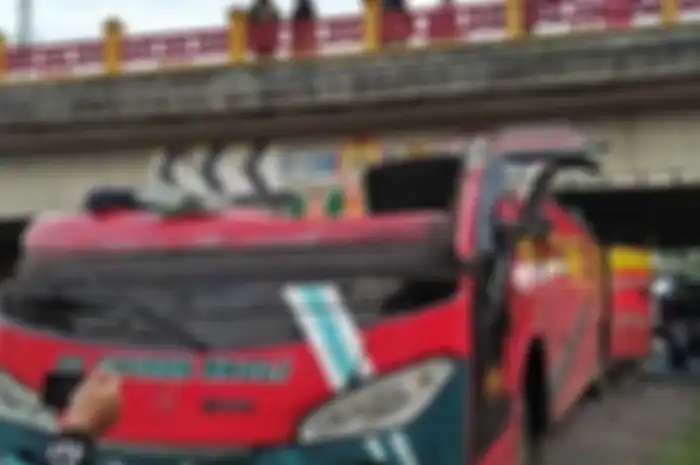 Foto bus Sipirok Nauli yang terbelah bagian atapnya di Padang Panjang bikin kaget warga. Polisi memburu sopir bus yang kabur.