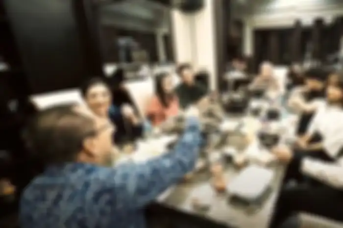 Senyum Ashanty merekah tatkala mendengarkan cerita Fuji dan Thariq yang telah resmi menjadi sepasang kekasih.