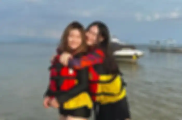 Shannon Wong (kanan) dan Sharon Wong (kiri).