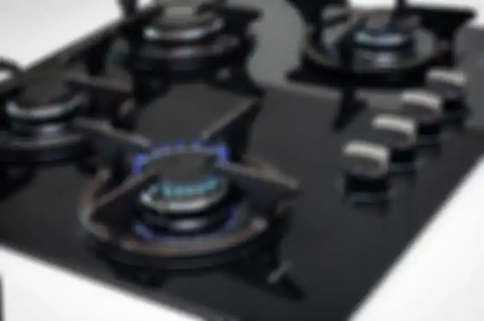 membersihkan kompor gas yang usang