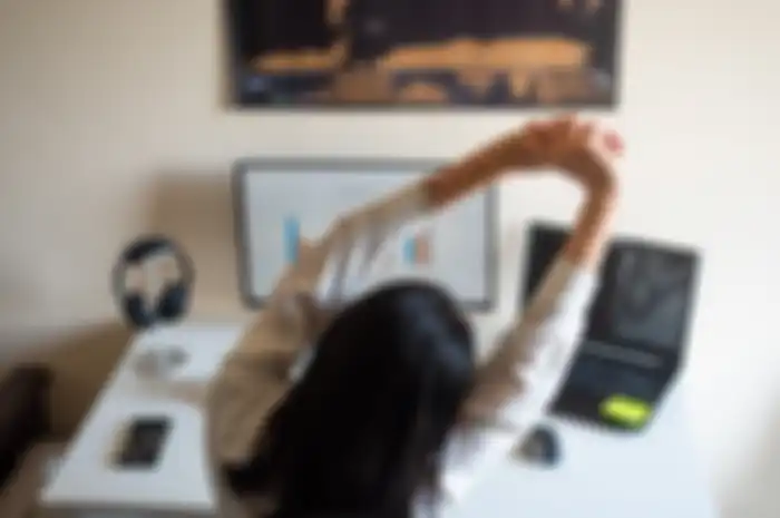 Posisi duduk yang tepat untuk wanita karir yang WFH.