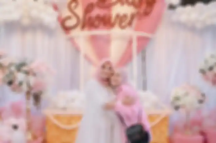 Lesti Kejora yang sudah memiliki satu anak dibilang masih seperti anak SMA. Ternyata malam pertama Lesti dengan Rizky Billar cuma main HP.
