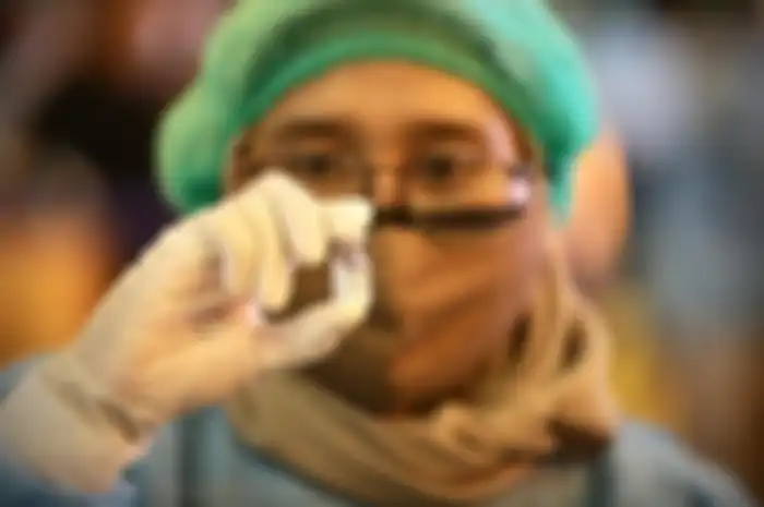 Vaksinator menunjukkan vial vaksin pfizer yang digunakan dalam vaksinasi lanjutan (booster) serentak di Hotel Bumi Wiyata, Kota Depok, Jawa Barat, Kamis (3/2/2022).