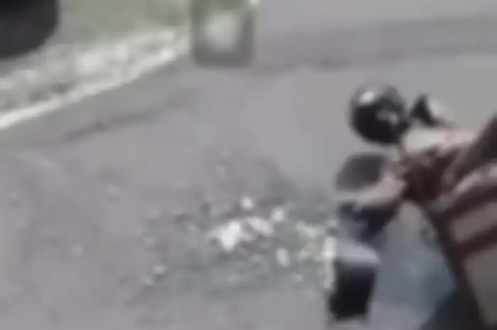 Viral pedagang bakso mendadak jatuh dari motor dan pingsan.