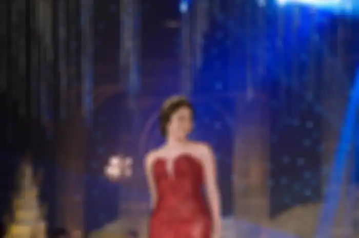 Di foto, Gisel terlihat cantik dengan mengenakan dress panjang berwarna merah marun. Dia tampak percaya diri tampil di atas panggung. 
