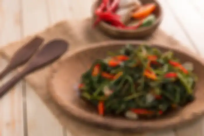 Memasak cepat tumis kangkung.