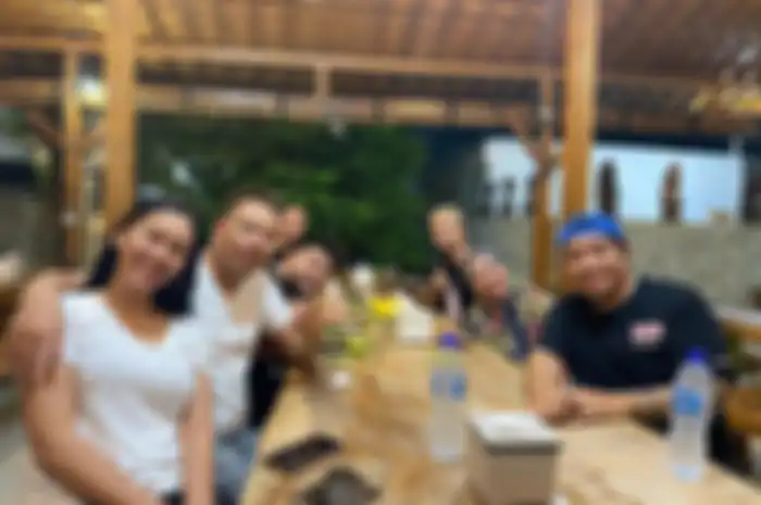 Vicky Prasetyo sudah enggan mengunggah foto bareng Kalina Oktarani. Dia malah pamer foto digoda janda. Nikita Mirzani bicara anunya Vicky.