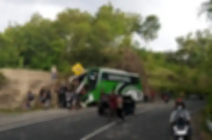 Potret kondisi lokasi kejadian kecelakaan bus pariwisata di Jalan Imogiri, Bantul, DIY pada Minggu (06/02/2022).