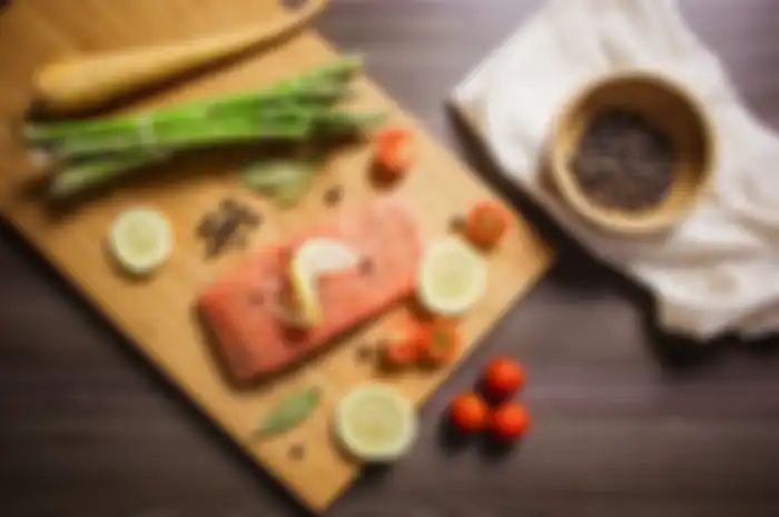 Salmon jadi salah satu makanan yang bantu melawan COVID-19 saat isoman.