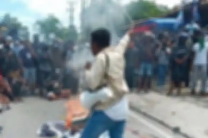 Foto AHY yang dibakar massa sampai bikin geram petinggi Partai Demokrat. Polisi menurunkan pasukan lengkap, termasuk Brimob.
