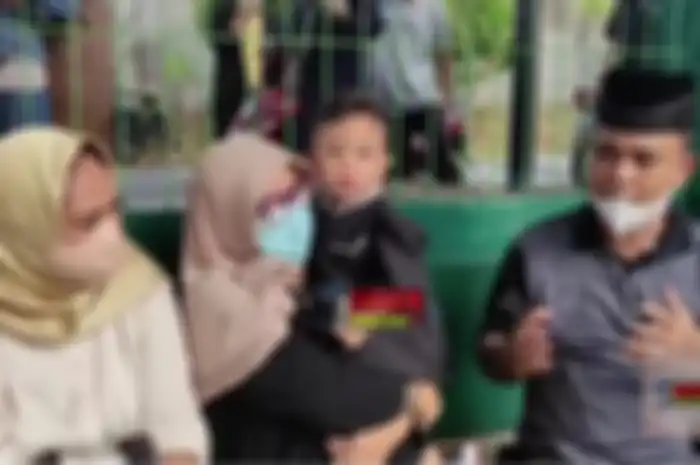 Momen saat Gala Sky kunjungi makam Bibi dan Vanessa