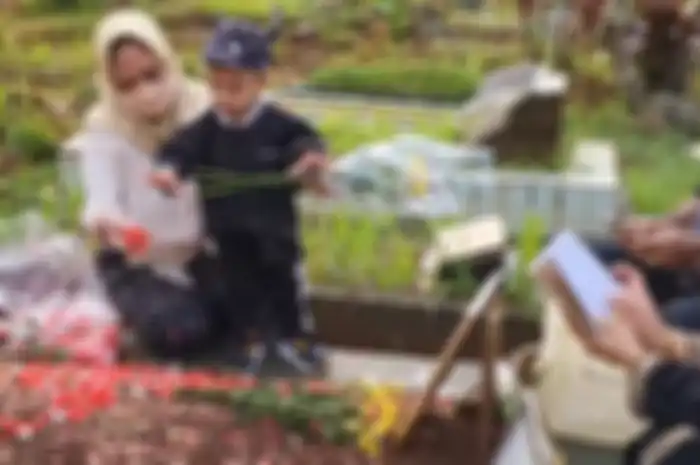 Gala Sky saat berziarah ke makam Vanessa Angel dan Bibi Andiansyah.  