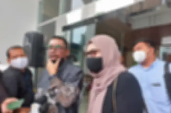 Ibu Gaga Muhammad dan kuasa hukum Fahmi Bachmid saat ditemui di Pengadilan Negeri Jakarta Timur, Selasa (8/2/2022).