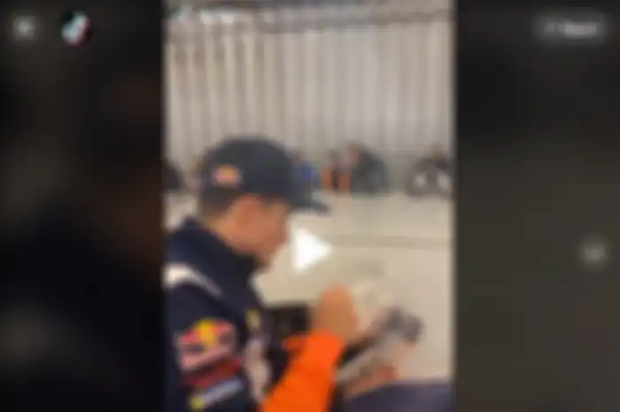 Video Marc Marquez makan nasi kotak