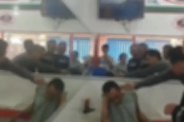 Bos warteg di Cikarang Bekasi nyaris dihajar massa yang geram atas perbuatan bejatnya. Pelaku diduga memerkosa pegawainya sendiri. 