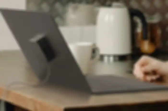 Laptop portless tanpa slot di bagian kanan dan kirinya