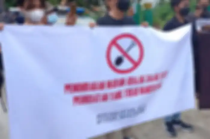 LSM Barisan Kesatria Nusantara menunjukkan protesnya dengan di depan komplek makam Vanessa Angel.