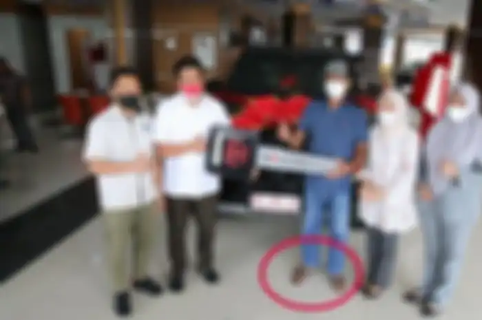 pria berinisial AGS yang membeli mobil Toyota Land Cruiser