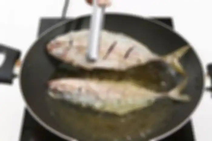 Cara menggoreng ikan agar tidak meledak.