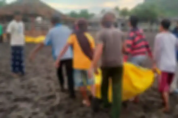 Evakuasi warga yang tenggelam di pantai payangan Jember 