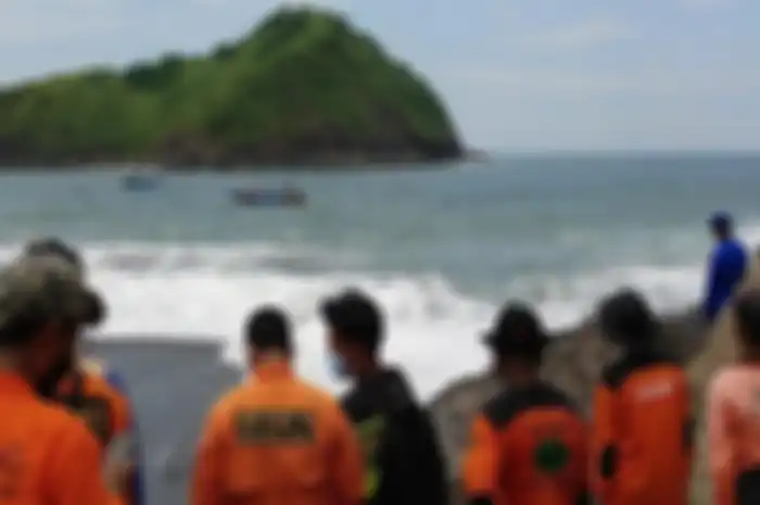 Proses pencarian korban terseret ombak di pantai Payangan, Jember. 