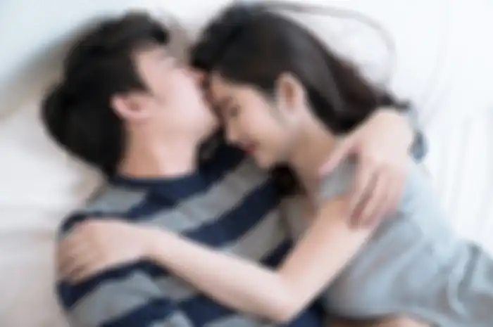 Posisi cuddling untuk perkuat hubungan suami istri.