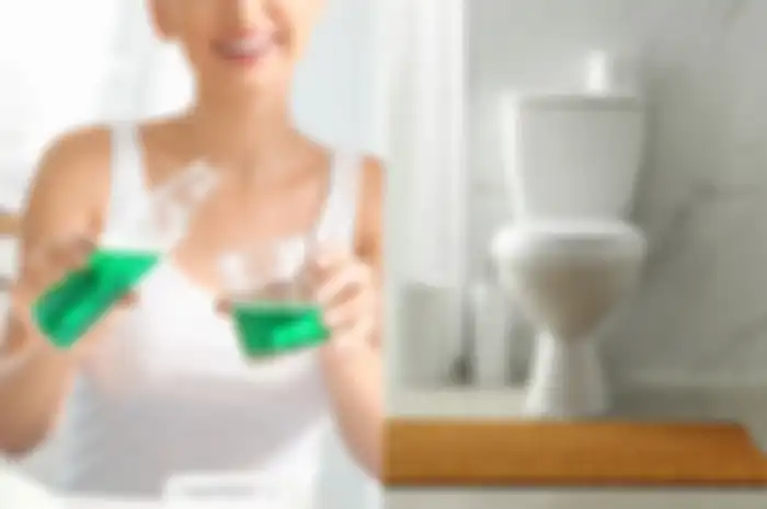 Coba rutin buang obat kumur ke kloset dan lihat perubahan luar biasa yang terjadi