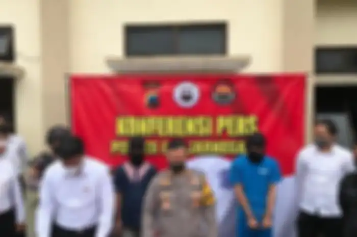 Pasangan gay pembuat video asusila ditangkap polisi.