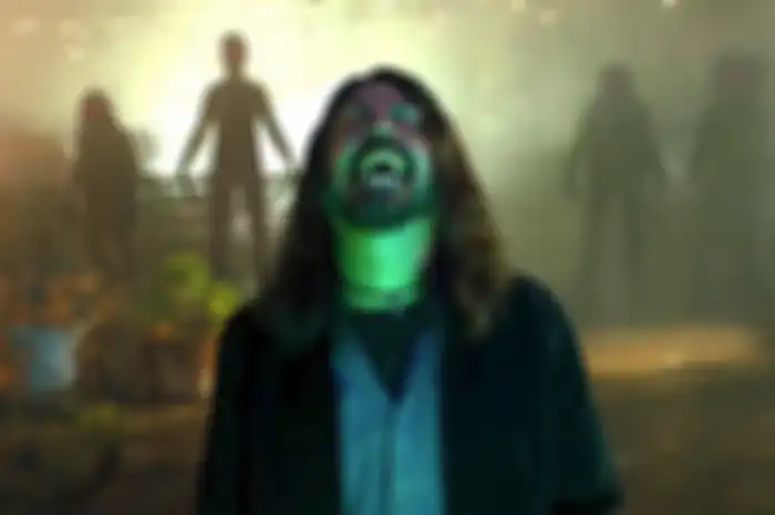 Dave Grohl dari Foo Fighters di cuplikan film Studio 666