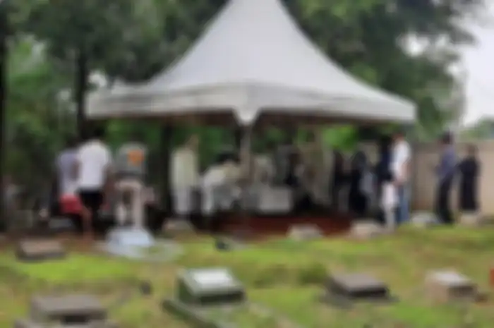 Proses pemakaman Dorce Gamalama di TPU Bantar Jati