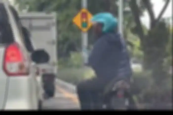 Viral pengendara motor ketuk kaca mobil dan minta uang dengan modus ini.