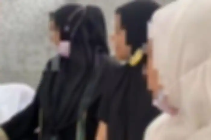 Kakak beradik buat konten TikTok di samping jenazah ayah, langsung dikecam ramai-ramai. 