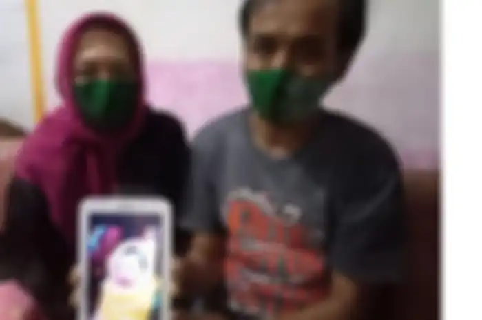 Pipin dan Unung memperlihatkan anak keempat mereka