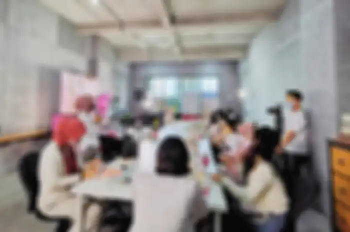 Kegiatan CewekBanget Fun Makeup Class yang diadakan di Conclave Coworking Space, Arteri, Jakarta pada Sabtu (29/01/2022).