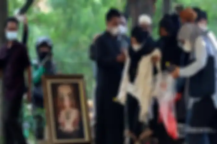 Prosesi pemakaman Dorce Gamalama di di TPU Bantar Jati, Jakarta Timur, Rabu (16/2/2022).