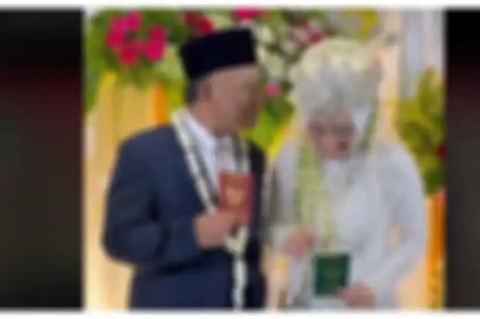 Cuplikan video pernikahan pria berusia 61 tahun dengan cinta pertamanya.