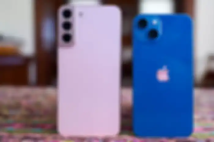 Samsung Galaxy S22 (kiri) dan iPhone 13 (kanan)
