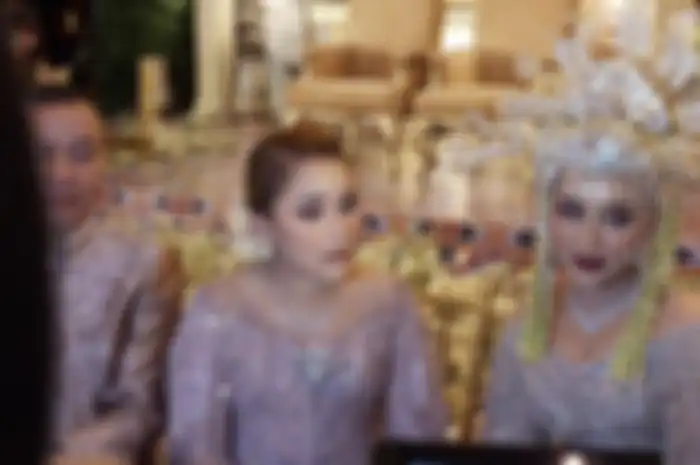 Lihat Foto Ayu Ting Ting dan adiknya, Assyifa Nuraini dalam jumpa pers di salah satu hotel kawasan Depok, Jawa Barat, Minggu (20/2/2022).  