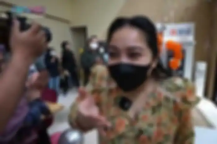 Nagita Slavina saat mendapat hadiah mesin ATM saat momen ulang tahun pernikahannya