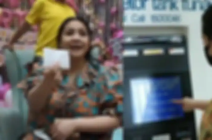 Nagita Slavina saat mengambil uang di mesin ATM BNI di rumahnya