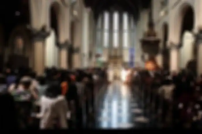 Jendela kaca patri di katedral Jakarta.