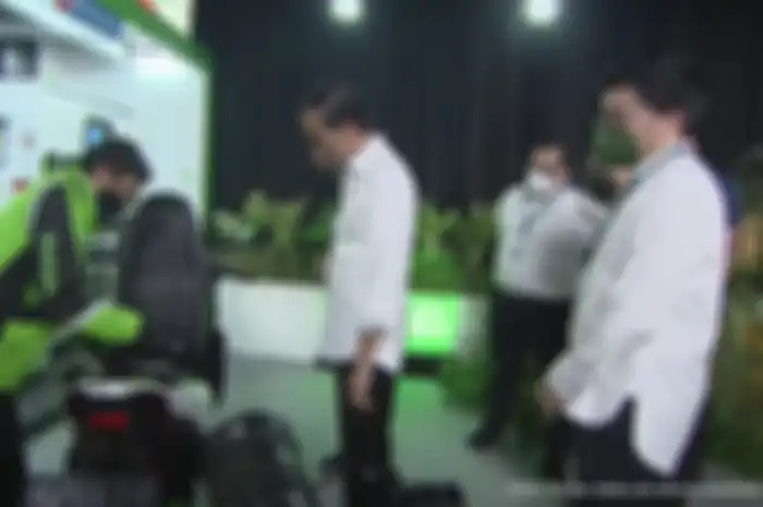 Presiden Jokowi dengan CEO Gojek, Kevin Aluwi sedang menguji coba kendaraan listrik yang siap dikembangan di Indonesia.
